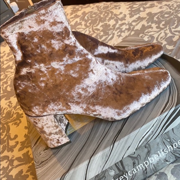 Jeffrey Campbell Shoes - NIB Jeffrey Campbell Cienga Bootie Size 7